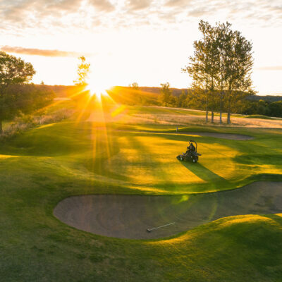 Packa klubborna och upplev golf i Ängelholm – ett riktigt golfparadis