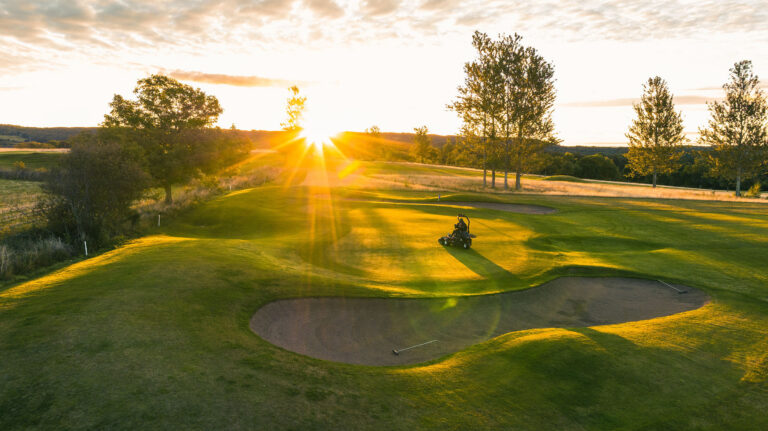 Packa klubborna och upplev golf i Ängelholm – ett riktigt golfparadis